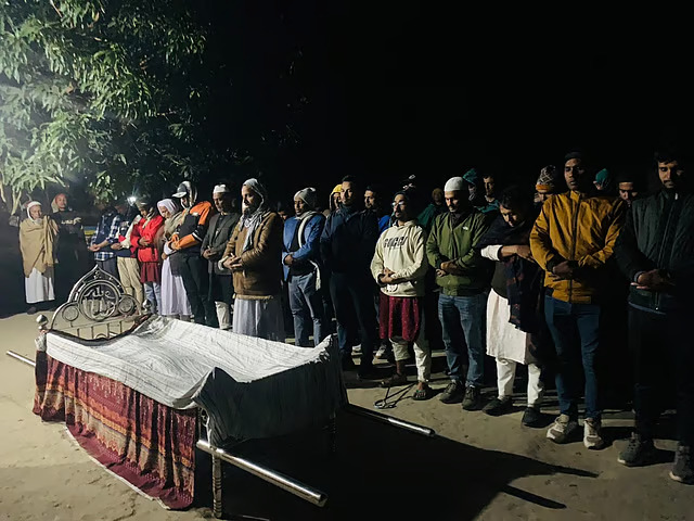 ২০২৩ সালে শেখ হাসিনার শাসনামলে শরীয়তপুরে হাতকড়া-ডান্ডাবেড়ি নিয়ে মায়ের জানাজায় ছাত্রদল নেতা। ছবি: সংগৃহীত