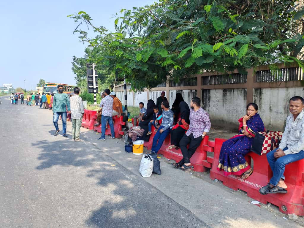 পদ্মা সেতুর উত্তর টোল প্লাজা সংলগ্ন খানবাড়ি এলাকায় দাঁড়িয়ে আছেন যাত্রীরা। স্ট্রিম ছবি