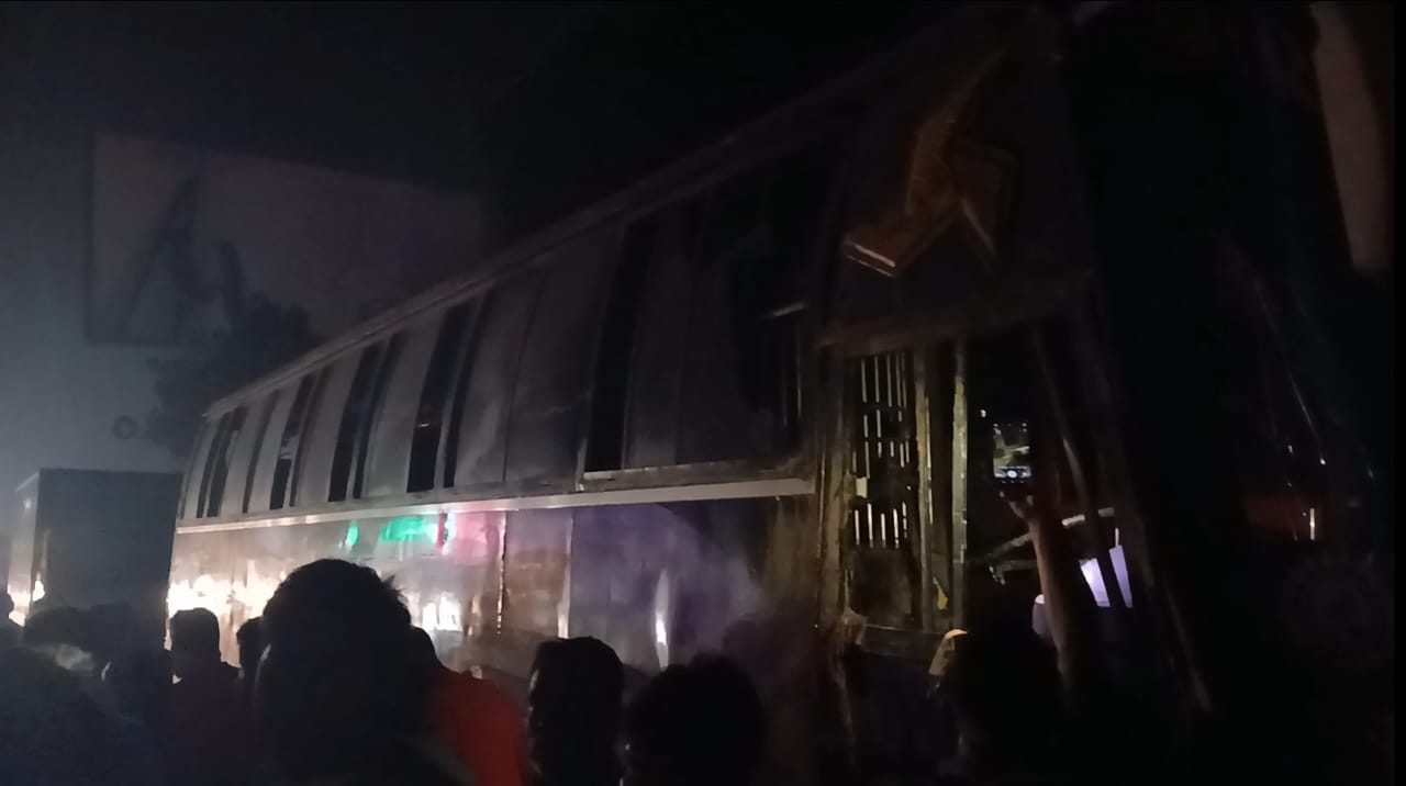 ফেনীতে বুধবার রাতে দাঁড়িয়ে রাখা বাসে আগুন। সংগৃহীত ছবি