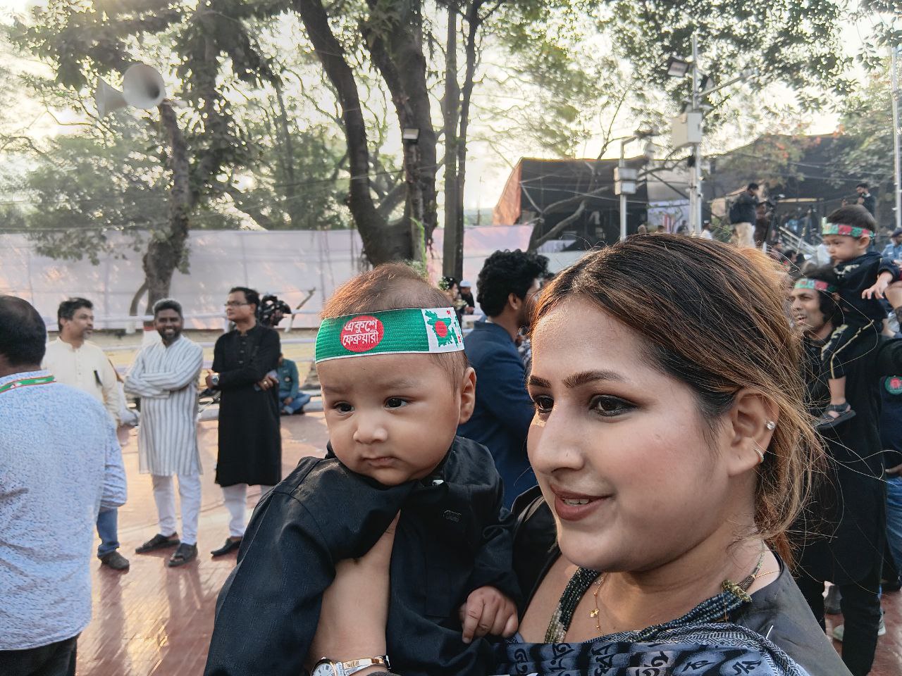 শহীদ মিনারে ৬ মাসের সন্তান কোলে খাদিজা। স্ট্রিম ছবি