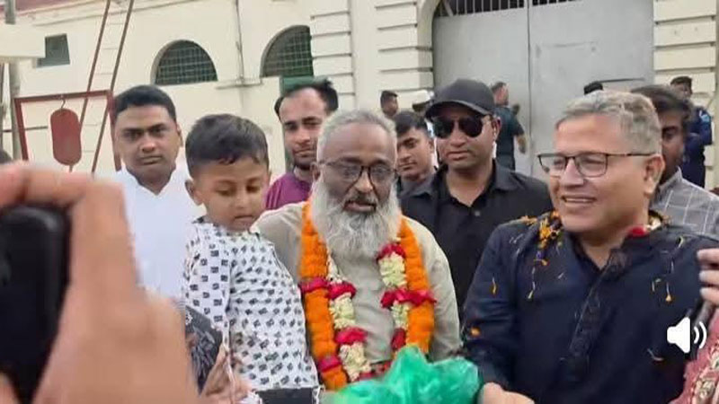 সীমানা আন্দোলনে গ্রেপ্তার সেই আ.লীগ নেতাকে জেলগেটে বরণ বিএনপির এমপির