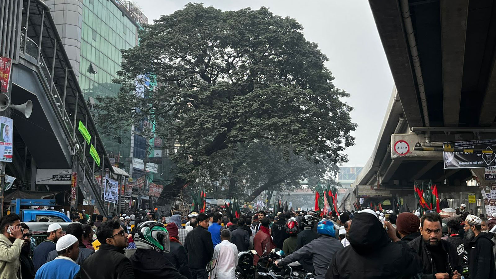 ফার্মগেট এলাকায় মানুষের ভিড়