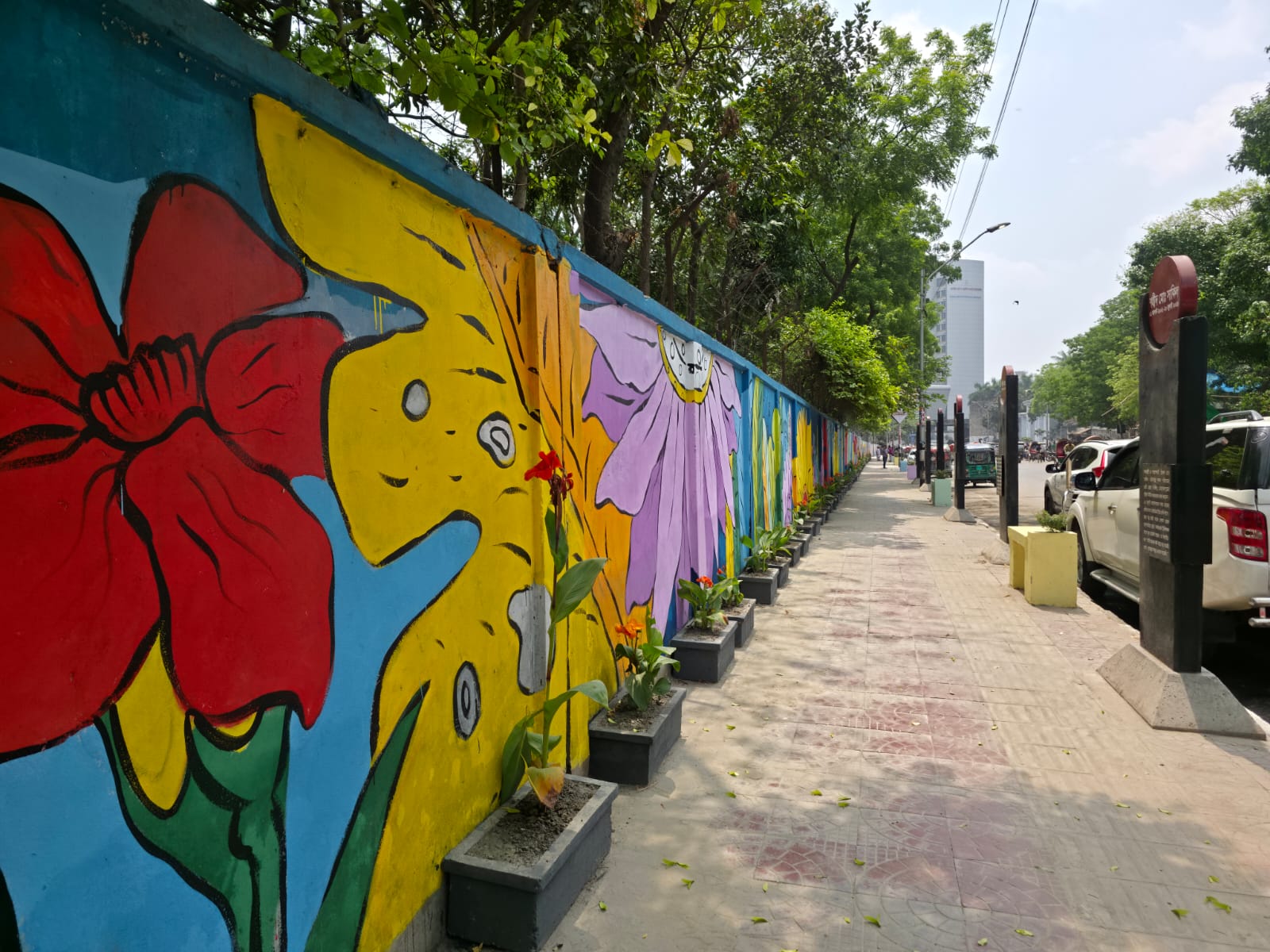 ঢামেক সংলগ্ন ফুটপাতের বর্তমান চিত্র