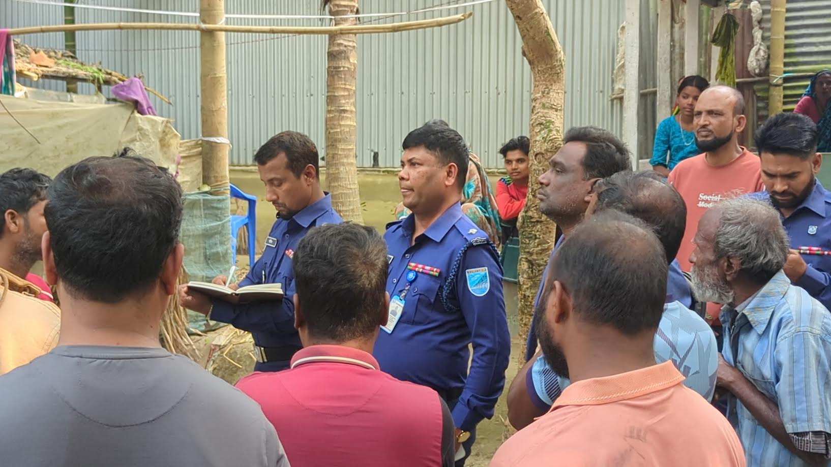 ঘটনাস্থল পরিদর্শনে পুলিশ। স্ট্রিম ছবি