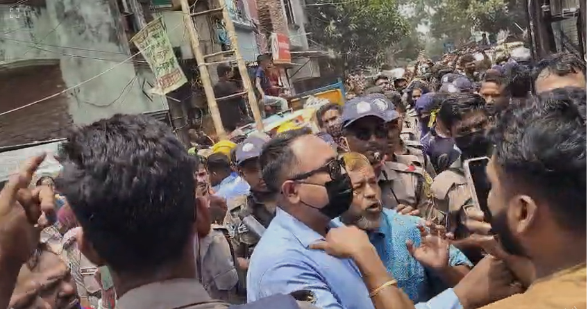 উচ্ছেদ অভিযানে গিয়ে তোপের মুখে পড়েন নির্বাহী ম্যাজিস্ট্রেট। ছবি: ভিডিও থেকে নেওয়া