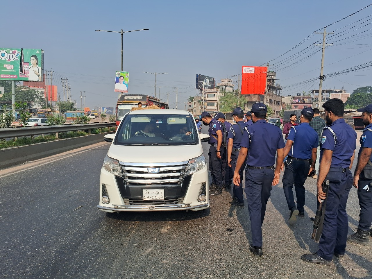 বিভিন্ন যানবাহনে তল্লাশি চালাচ্ছে পুলিশ সদস্যরা। স্ট্রিম ছবি