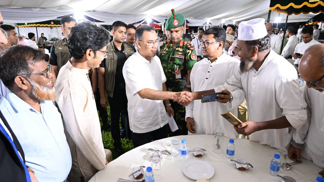 প্রতিটি টেবিল ঘুরে নেতাদের সঙ্গে কুশল বিনিময় করেন তারেক রহমান। ছবি: পিএমও
