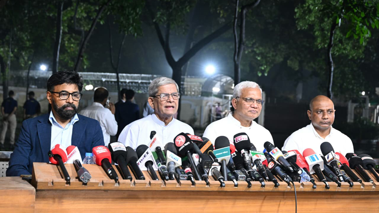 শরিকদের সঙ্গে তারেক রহমানের বৈঠকের পরে ব্রিফ করেন বিএনপি মহাসচিব মির্জা ফখরুল ইসলাম আলমগীর। ছবি: পিএমও