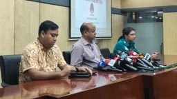 আ.লীগের নির্দেশে বাসে আগুন-ককটেল বিস্ফোরণ: পুলিশ