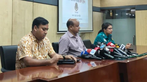 ডিএমপি মিডিয়া সেন্টারে সংবাদ সম্মেলন করেন ডিবি ওয়ারী বিভাগের উপকমিশনার মোল্লা শাহীন। ছবি: সংগৃহীত
