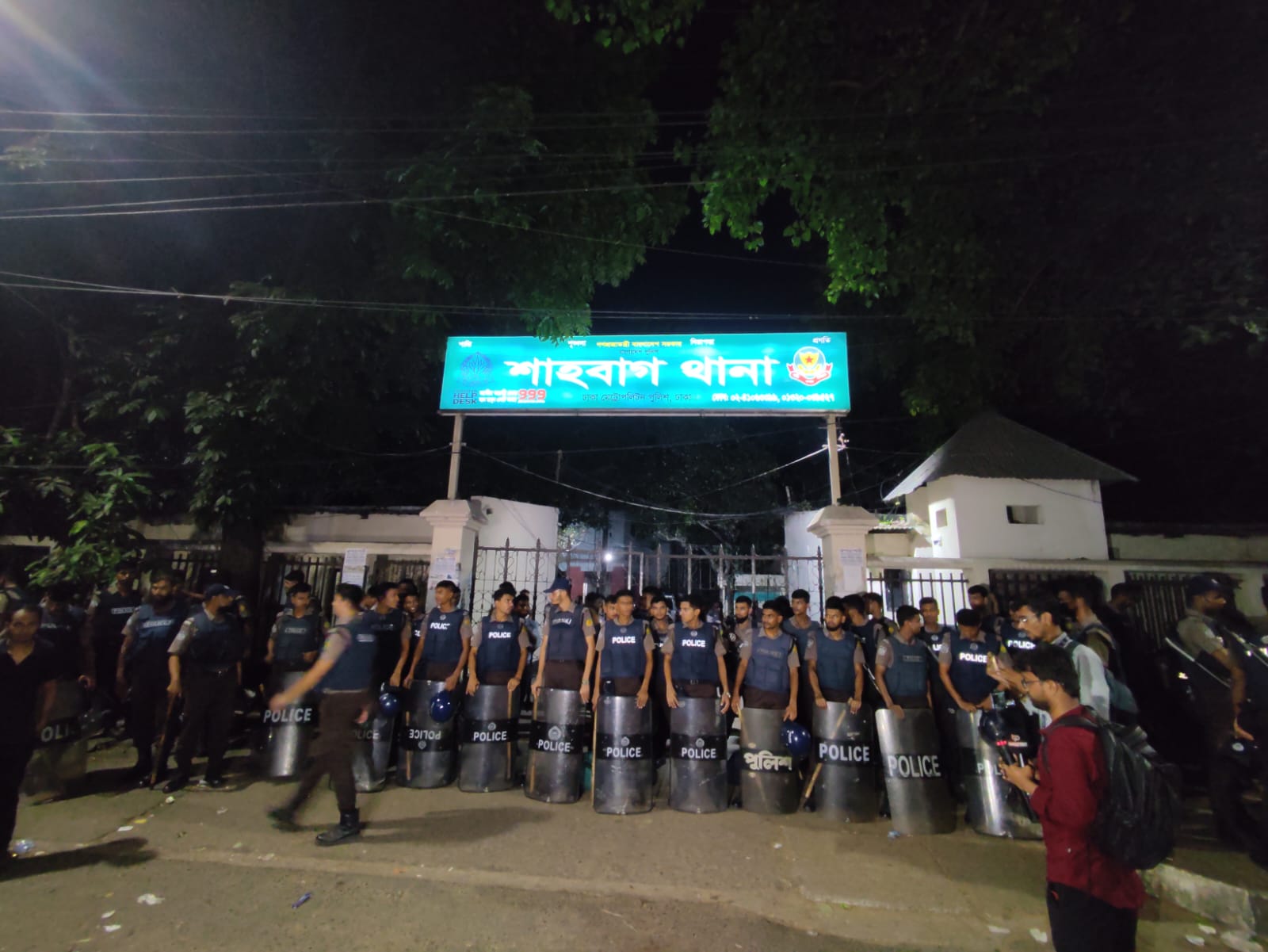 পরে বাড়ানো হয় থানা ফটকের নিরাপত্তা। সংগৃহীত ছবি