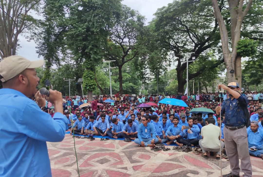 সারা দেশে লাগাতার কর্মবিরতিতে পল্লী বিদ্যুৎ সমিতির কর্মীরা