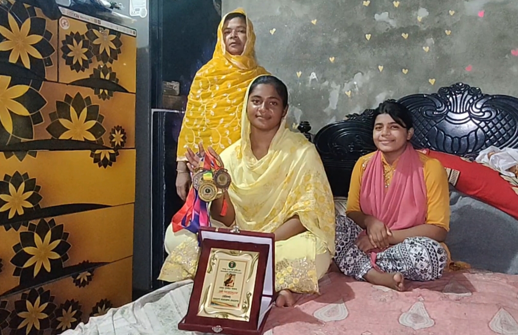 পরিবারের সদস্যদের সঙ্গে সুমাইয়া আক্তার। ছবি: সুমাইয়া আক্তারের সৌজন্যে