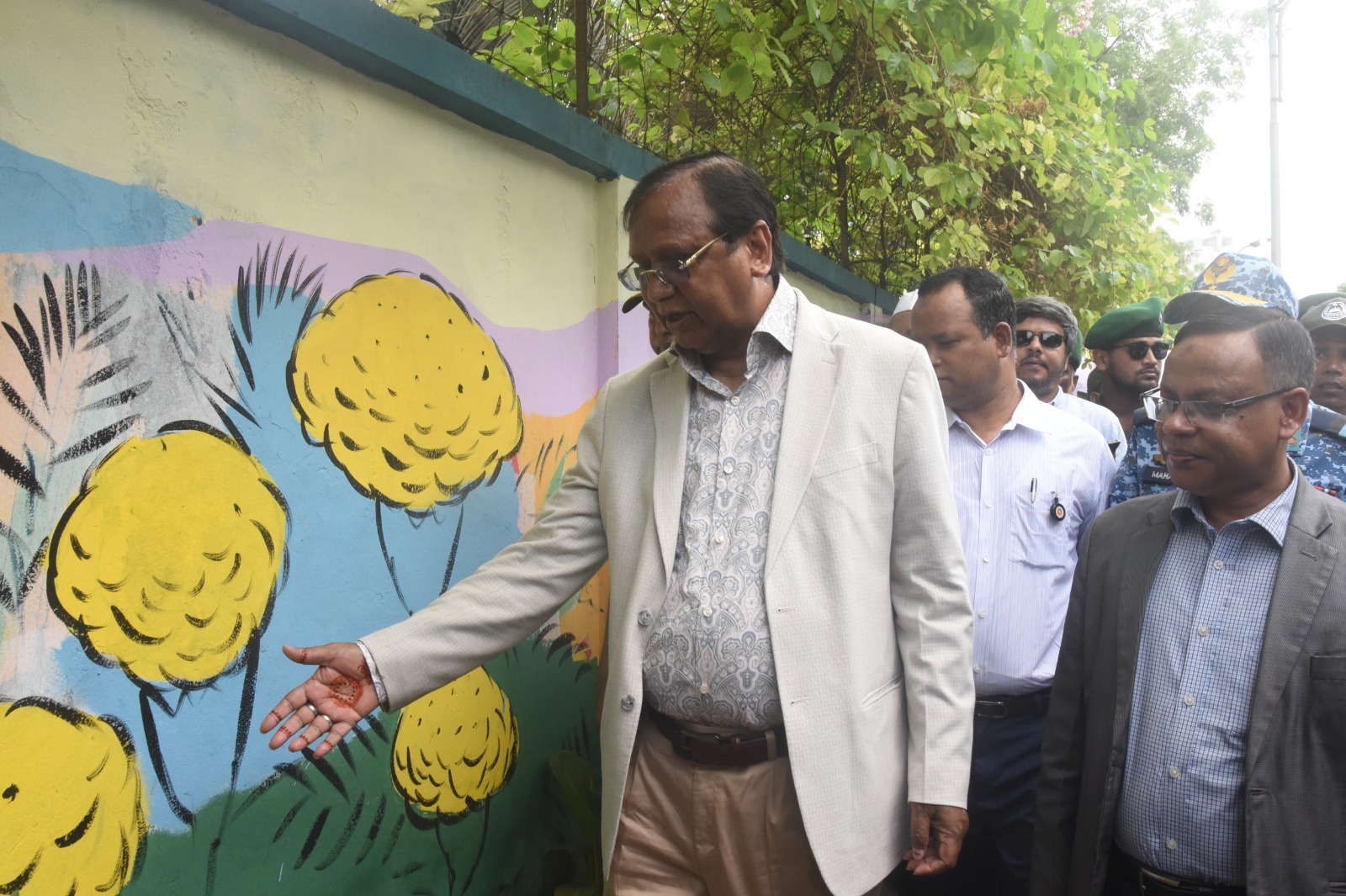 ঢামেক সংলগ্ন ফুটপাত দখলমুক্তকরণ ও সৌন্দর্যবর্ধন কাজের আনুষ্ঠানিক উদ্বোধন করেন ডিএসসিসি প্রশাসক