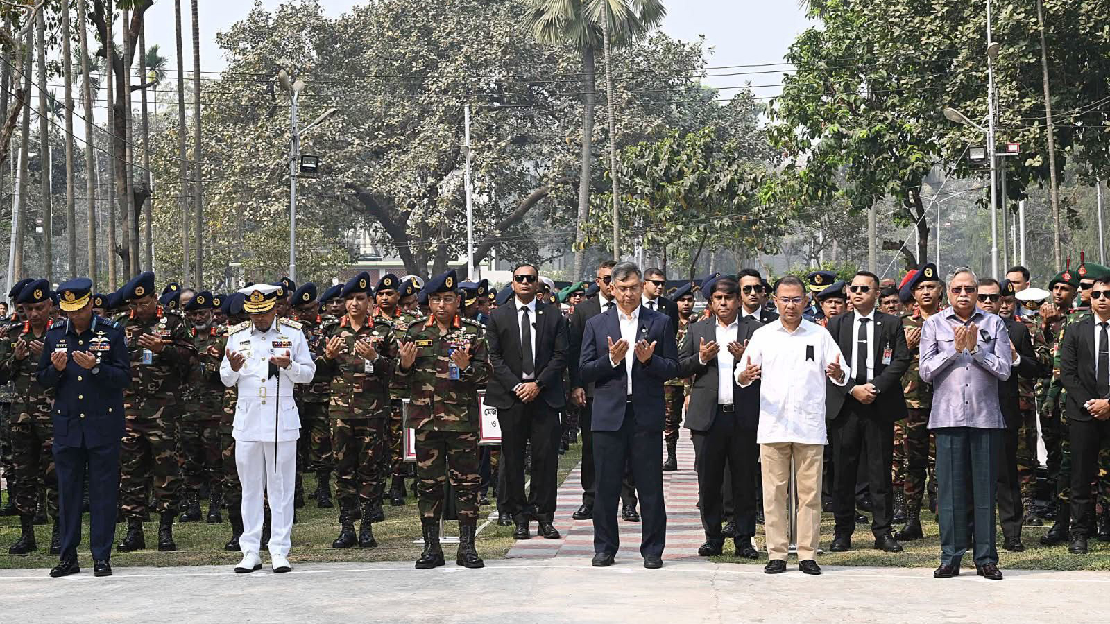পিলখানা ট্র্যাজেডির শহীদদের প্রতি রাষ্ট্রপতি ও প্রধানমন্ত্রী শ্রদ্ধা নিবেদনের পর দোয়ায় অংশ নেন। ছবি: প্রধানমন্ত্রীর কার্যালয়