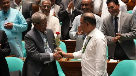নবনির্বাচিত রাষ্ট্রপতি মির্জা ফখরুল ইসলাম আলমগীরকে লাল গোলাপ দিয়ে শুভেচ্ছা জানান প্রধানমন্ত্রী তারেক রহমান। ছবি: পিএমও 