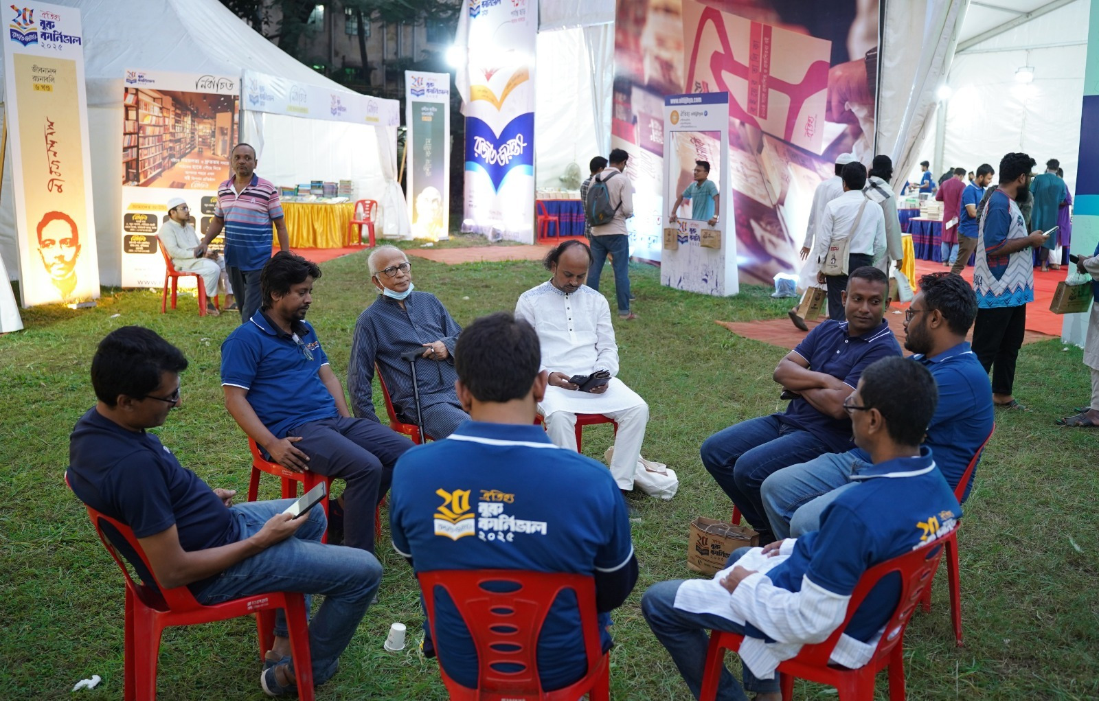 প্রকাশনা সংস্থা ঐতিহ্য তাদের ২৫ বছর পূর্তি উপলক্ষে বাংলা একাডেমি প্রাঙ্গণে আয়োজন করেছে ‘ঐতিহ্য রাইটার্স ডে’। সংগৃহীত ছবি (2)