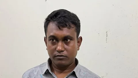 প্রক্সি পরীক্ষার মাধ্যমে চাকরিতে যোগ দিতে আসা রিপন হোসেন। ছবি: সংগৃহীত 