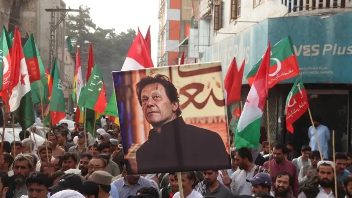 পাকিস্তানের কোয়েটায় সাবেক প্রধানমন্ত্রী ইমরান খানের মুক্তির দাবিতে এক বিক্ষোভ সমাবেশে পিটিআইয়ের সমর্থকেরা। ছবি: সংগৃহীত