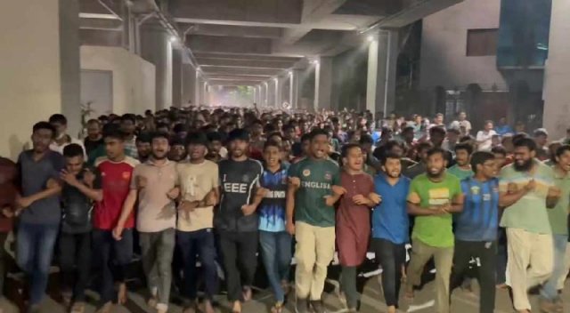 ঢাকা বিশ্ববিদ্যালয় ক্যাম্পাসে শিক্ষার্থীদের বিক্ষোভ--‘তুমি কে আমি কে, রাজাকার রাজাকার’। ছবি: ফেসবুক থেকে নেওয়া