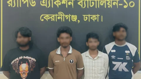র‍্যাব ১০-এর হাতে আটক ৪ আসামী। সংগৃহীত ছবি 
