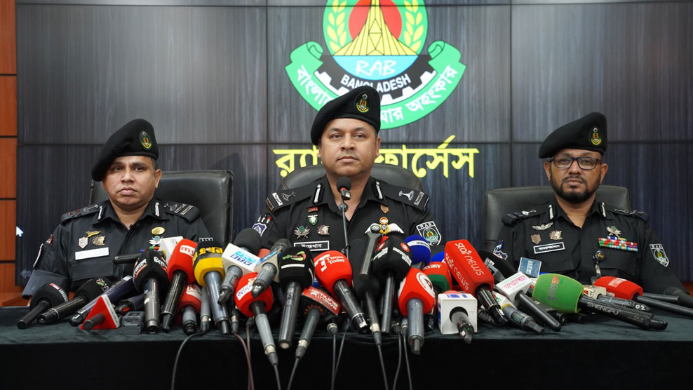 র্যাবের আইন ও গণমাধ্যম শাখার পরিচালক এম জেড এম ইন্তেখাব চৌধুরী সংবাদ সম্মেলনে হত্যাকাণ্ডে জড়িত ৫ জনকে গ্রেপ্তারের কথা জানান। ছবি: সংগৃহীত