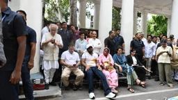 শিক্ষার্থীদের ওপর হামলার ঘটনায় মামলা নিতে গড়িমসি, ধর্নায় রাহুল গান্ধী