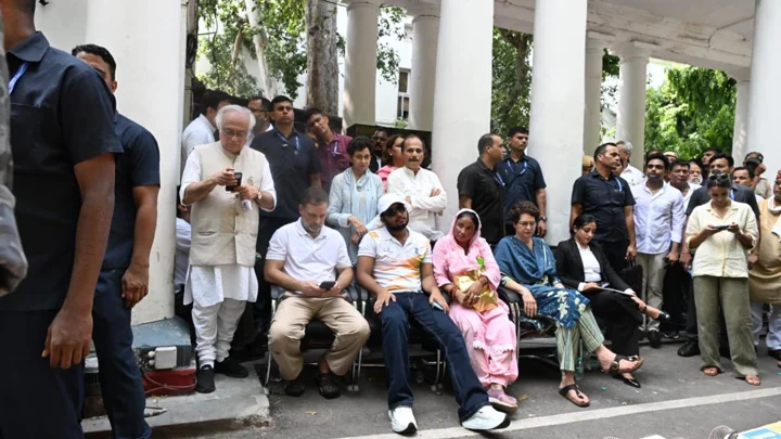ভুক্তভোগী শিক্ষার্থী সাহিল লোচাবকে নিয়ে ধর্নায় বসেছেন রাহুল গান্ধী। ছবি: দ্য হিন্দু