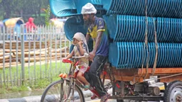 তুমুল বৃষ্টির শব্দে ভাঙল নগরবাসীর ঘুম