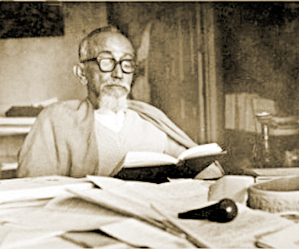 পাঠরত আব্দুর রাজ্জাক। সংগৃহীত ছবি