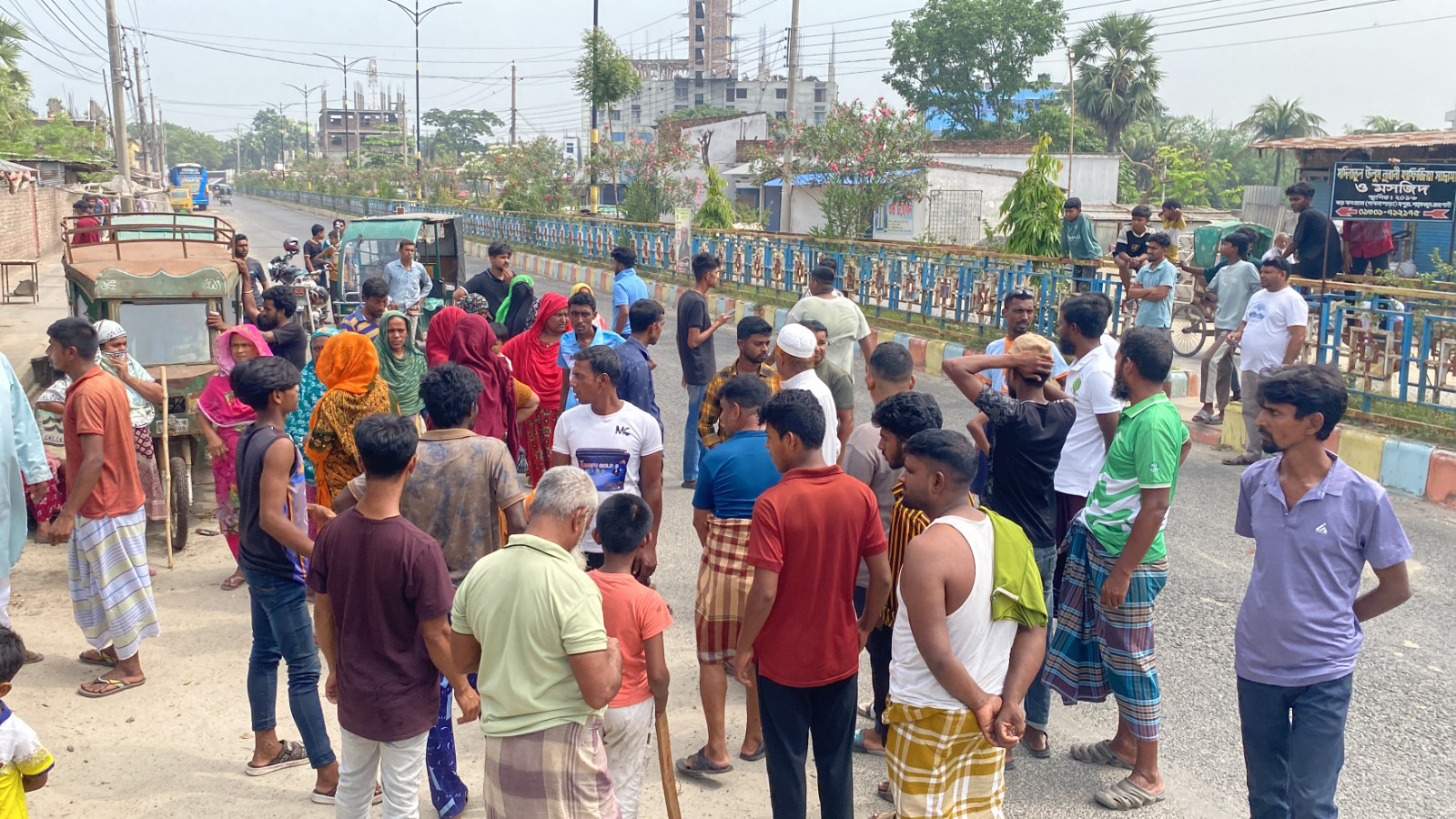 উচ্ছেদের প্রতিবাদে সড়ক অবরোধ করেন মহল্লার বাসিন্দারা। স্ট্রিম ছবি