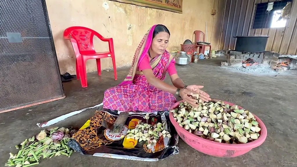 ২০১২ সালে স্বামীর মৃত্যুর পর রমাবাই তাঁর পরিবারের একমাত্র উপার্জনক্ষম ব্যক্তি। ছবি: বিবিসি
