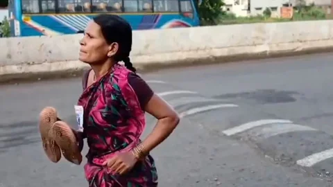 রমাবাই রণবীর তাঁর মেয়ের জন্য বই কেনার জন্য একটি দৌড় প্রতিযোগিতায় অংশ নিয়েছিলেন। ছবি: বিবিসি