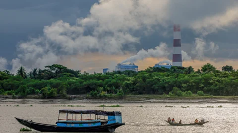 সুন্দরবন সংলগ্ন পশুর নদীর পাড়ে রামপাল বিদ্যুৎকেন্দ্র। ছবি: গার্ডিয়ান 