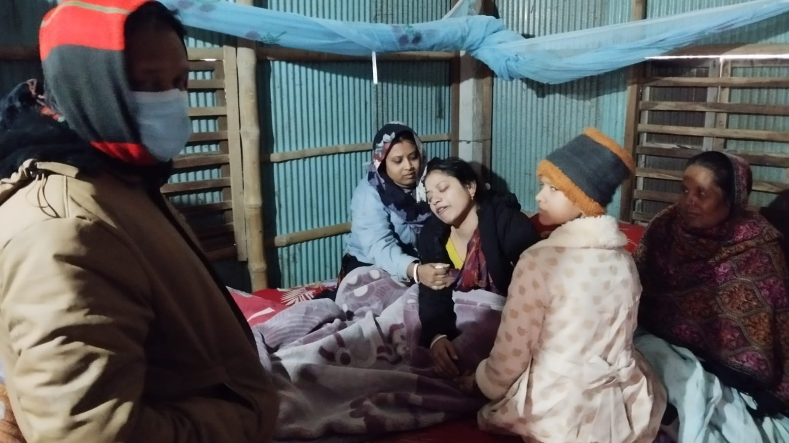 যশোরের মনিরামপুরের বাড়িতে রানা প্রতাপ বৈরাগীর স্বজনের আহাজারি। সংগৃহীত ছবি