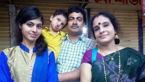 স্ত্রী ও দুই সন্তানের সঙ্গে হত্যাকাণ্ডের শিকার রংপুর জিলা স্কুলের প্রাক্তন শিক্ষক গণপতি চক্রবর্তী ওরফে জুয়েল। ছবি: সংগৃহীত