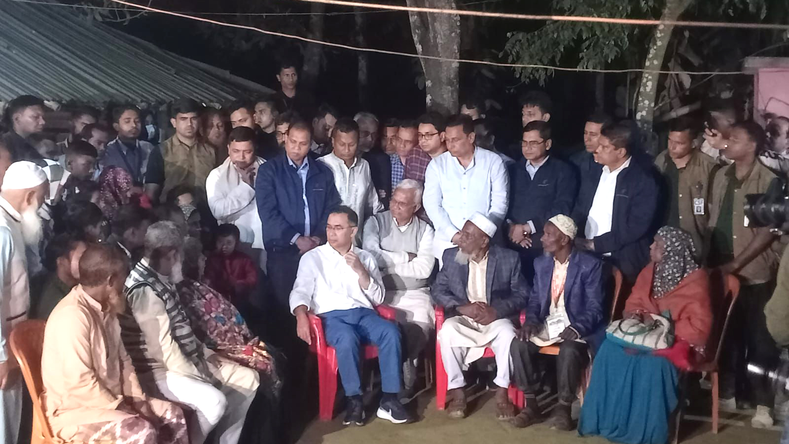 শহীদ আবু সাঈদের বাড়ির উঠানে বসে স্বজনের সঙ্গে আলাপ করছেন তারেক রহমান। ছবি: সংগৃহীত