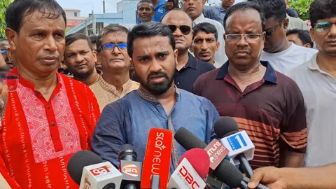 ঝিনাইদহে সাংবাদিকদের সঙ্গে কথা বলেন রাশেদ খাঁন। সংগৃহীত ছবি 