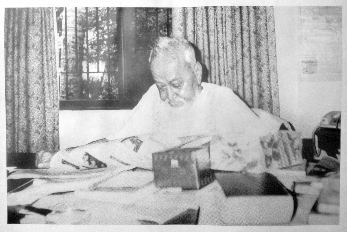 পড়ার টেবিলে আব্দুর রাজ্জাক। সংগৃহীত ছবি
