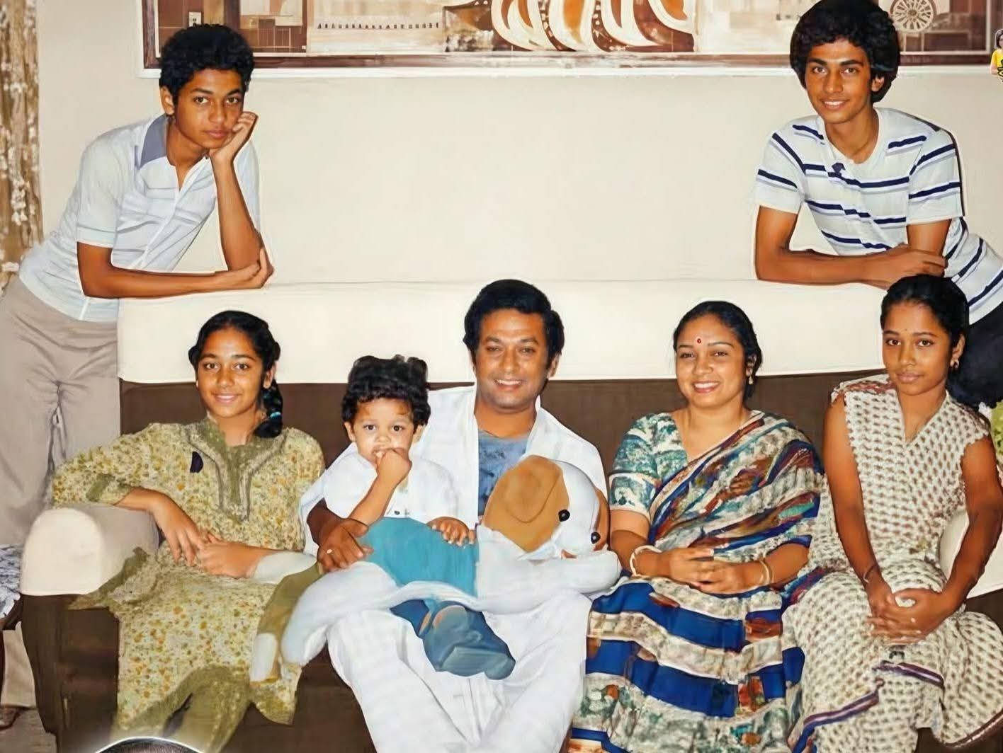 পরিবারের সঙ্গে রাজ্জাক। সংগৃহীত ছবি