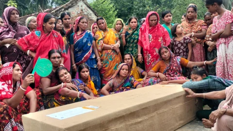 স্বজনদের আহাজারিতে ভারী হয়ে ওঠে পরিবেশ। ছবি: স্ট্রিম