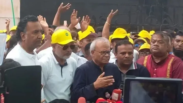 জিয়াউর রহমান ও বেগম খালেদা জিয়ার সমাধিতে শ্রদ্ধা নিবেদন শেষে গণমাধ্যমের সঙ্গে কথা বলছেন রুহুল কবির রিজভী। ছবি: সংগৃহীত