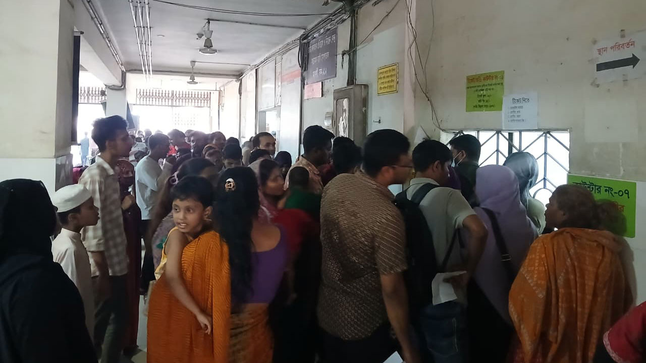 রাজধানীর সংক্রামক ব্যাধি হাসপাতালে রোগীদের ভিড়। স্ট্রিম ছবি