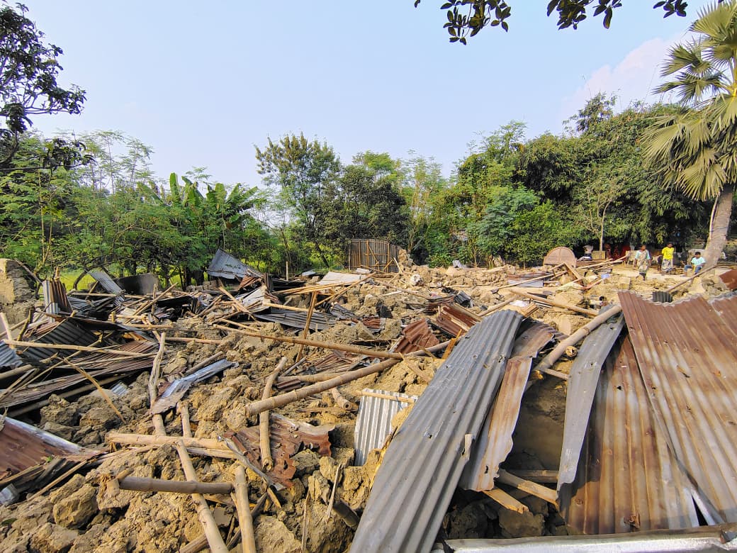 রাজশাহীর গোদাগাড়ীতে ক্ষুদ্র নৃগোষ্ঠী কোল সম্প্রদায়ের পাঁচটি পরিবার বসতভিটা থেকে উচ্ছেদ করা হয়েছে। স্ট্রিম ছবি