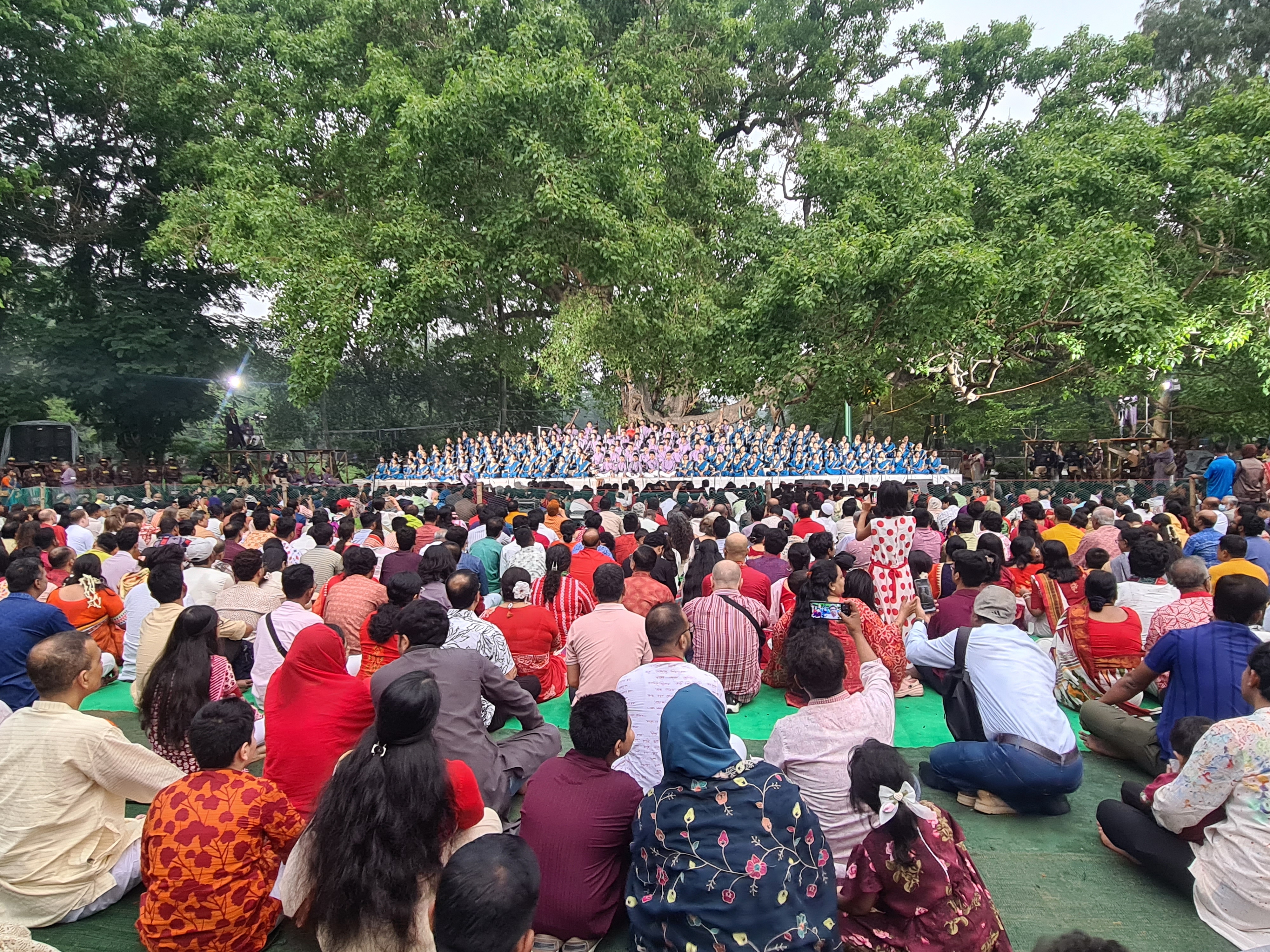 বর্ষবরণে অংশ নিয়েছেন নানা বয়সের, শ্রেণিপেশার মানুষ। স্ট্রিম ছবি