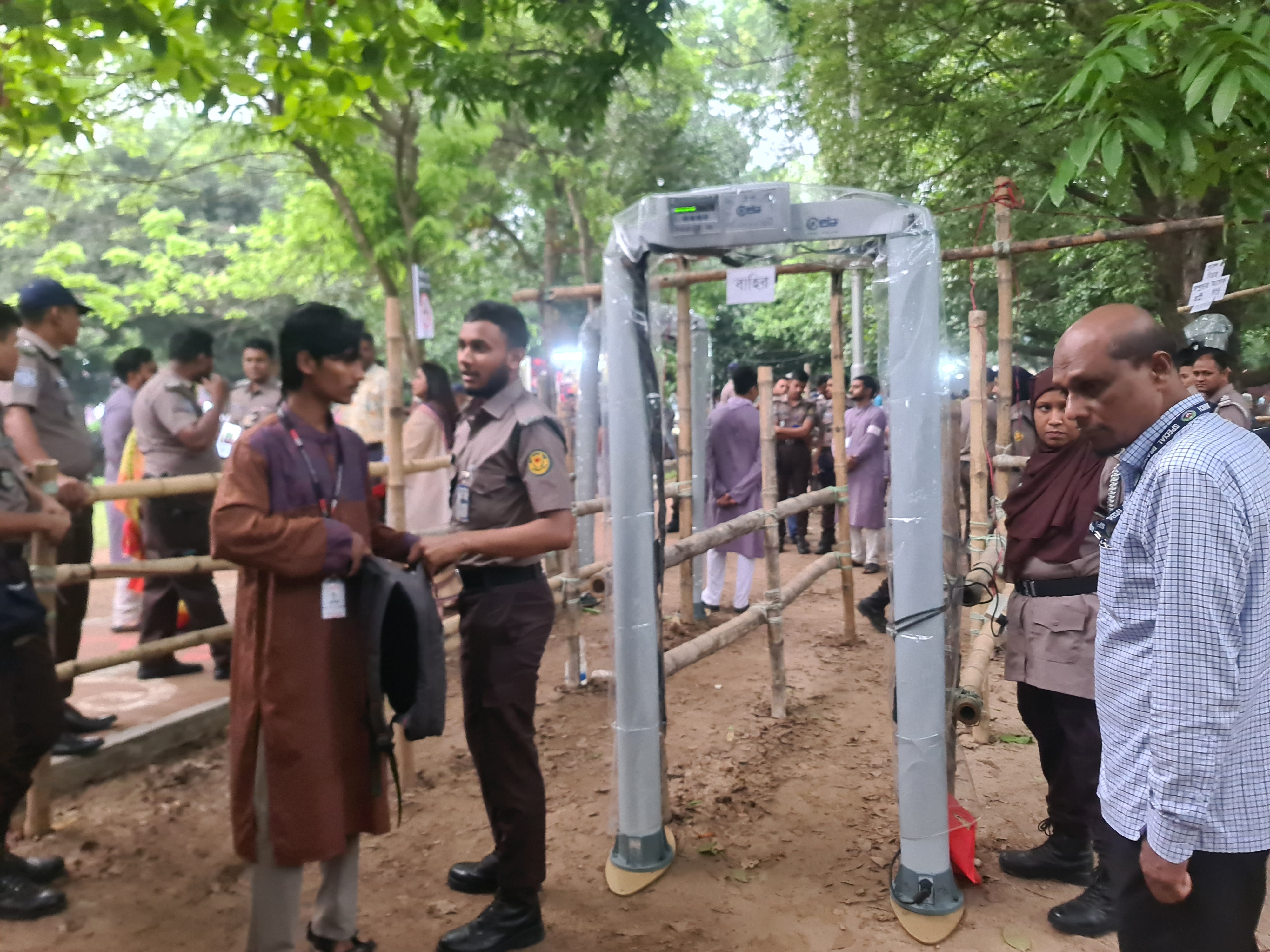 ছায়ানটের বর্ষবরণ অনুষ্ঠানে কঠোর নিরাপত্তা ব্যবস্থা নিয়েছে আইনশৃঙ্খলাবাহিনী। স্ট্রিম ছবি