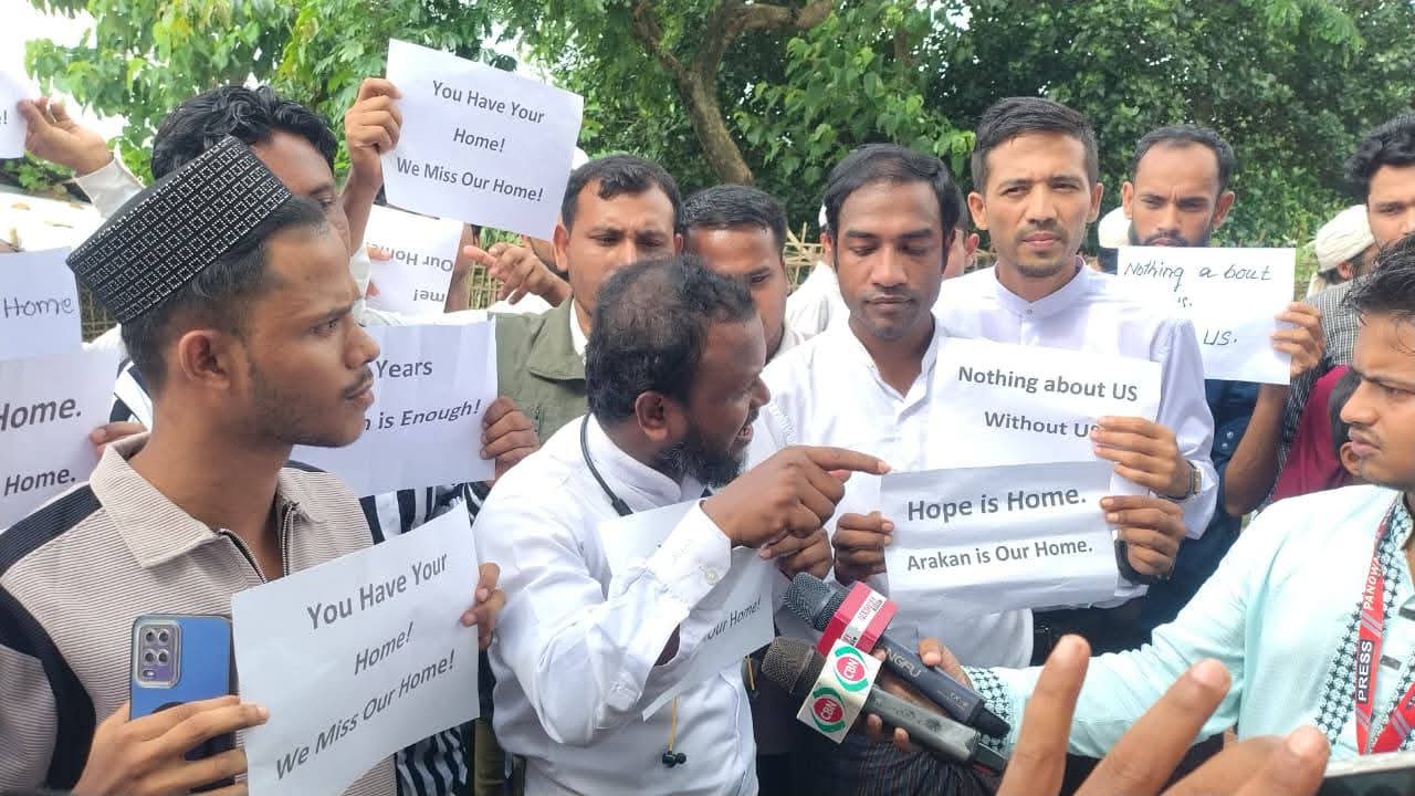 সার্জিও গরের গাড়িবহরের সামনে বিভিন্ন প্ল্যাকার্ড প্রদর্শন করেন রোহিঙ্গা শরণার্থীরা। সংগৃহীত ছবি