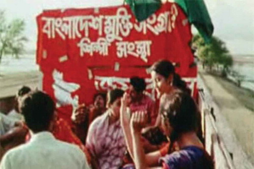 মুক্তিযুদ্ধেও সংগীত ছিল গণমানুষের চেতনার উৎস। মুক্তির গান সিনেমা থেকে নেওয়া ছবি