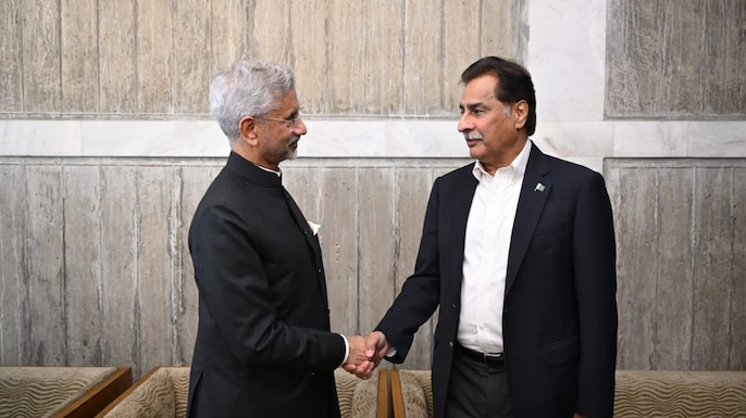 ঢাকায় ভারতের পররাষ্ট্রমন্ত্রী এস জয়শঙ্কর ও পাকিস্তানের জাতীয় পরিষদের স্পিকার সরদার আইয়াজ সাদিকের সাক্ষাৎ। ছবি: সংগৃহীত