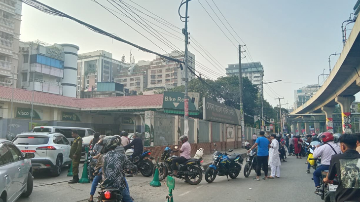 তেল নিতে পাম্পগুলোতে দীর্ঘ সারি দেখা যায়। স্ট্রিম ছবি